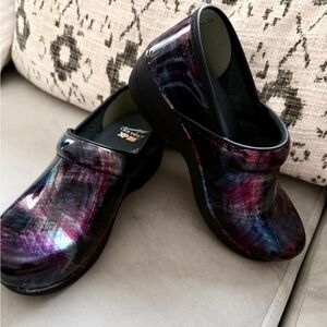 Dansko Women's Patent Clogs in Maroon and Navy Brushstroke Finish